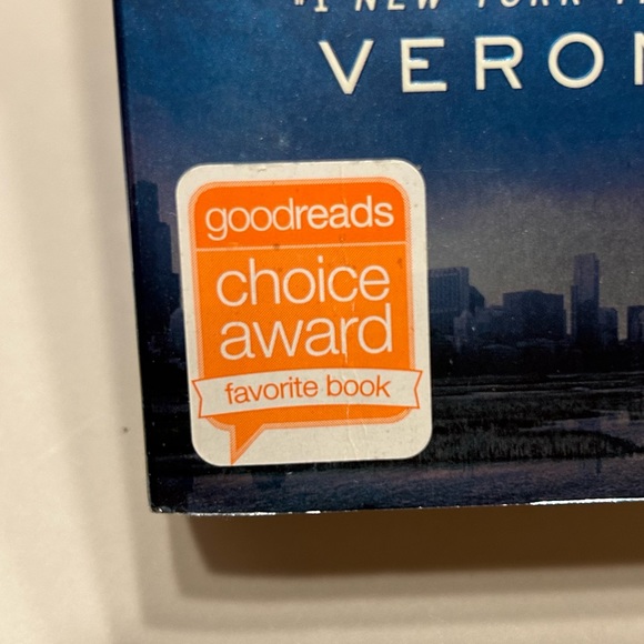 DIVERGENT by Veronica Roth 📚 Paperback Book - Picture 4 of 9